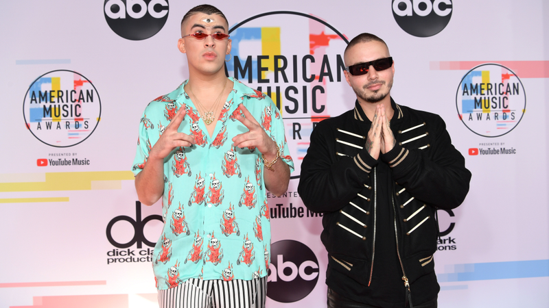 Illustration for article titled Statement Suits, Plush Pinks, and a Lotta Gowns on the American Music Awards Red Carpet